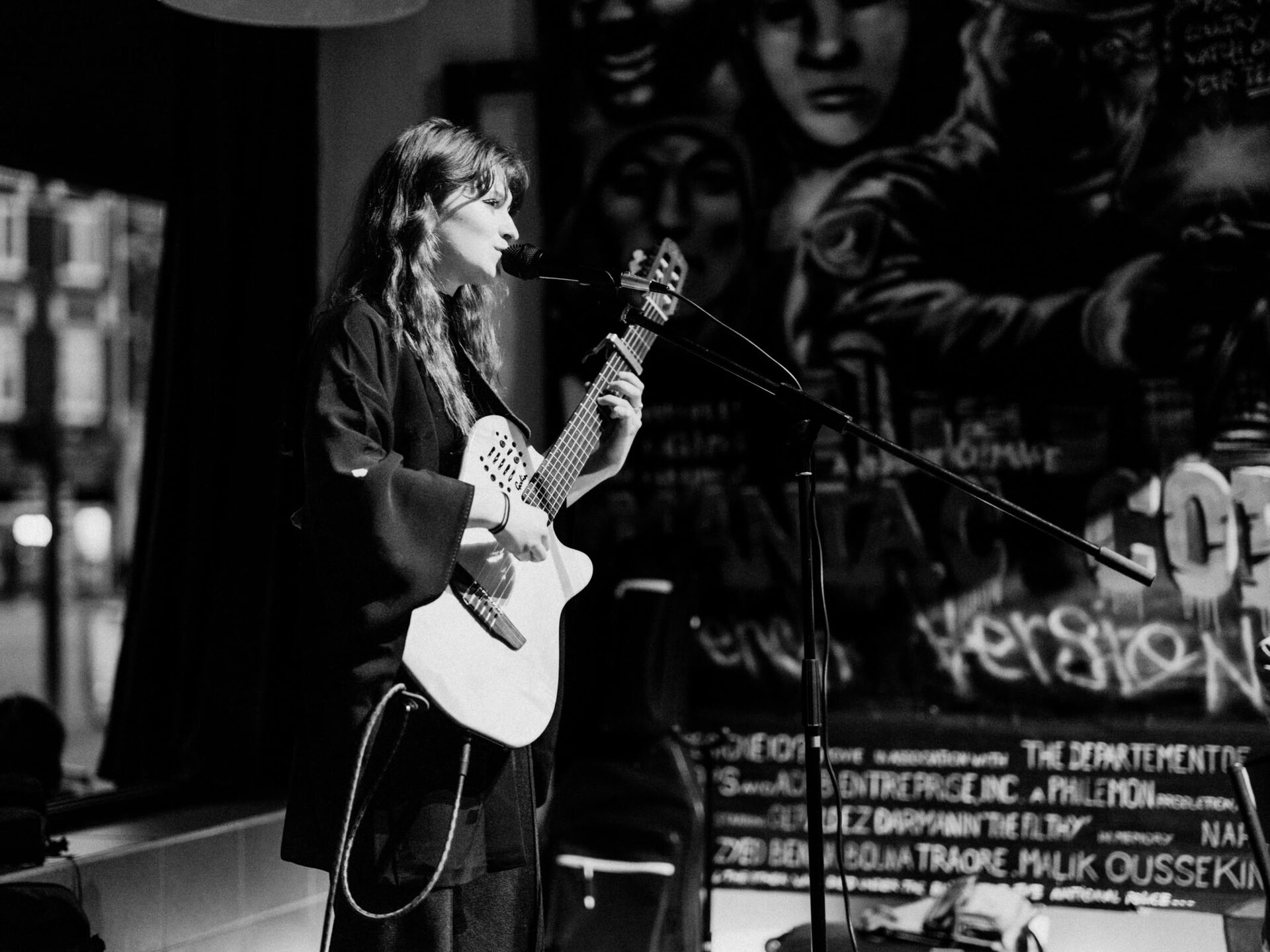 Concert d'Agnès à La Moulinette (Lille). Performance folk et indie capturée dans l'intimité de cette salle emblématique du Nord de la France. - Image 3